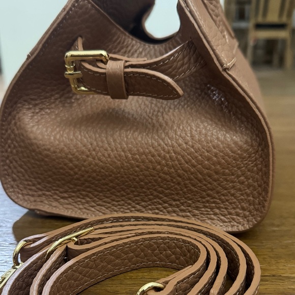 Elegant Tan Leather Handbag - Picture 6 of 7